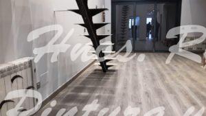 Lee más sobre el artículo Instalación de suelo laminado en vivienda de 60 m2 Kronoswiss Deltafloor Roble Cretes.