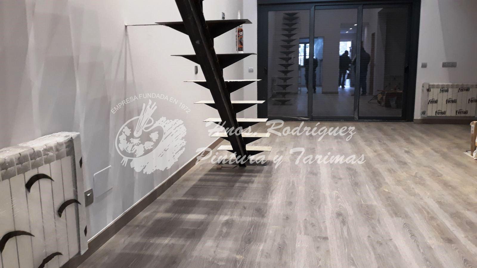 Lee más sobre el artículo Instalación de suelo laminado en vivienda de 60 m2 Kronoswiss Deltafloor Roble Cretes.