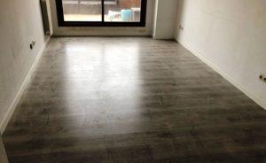 Lee más sobre el artículo Instalación 46 m2 suelo laminado. Kronoswiss. Deltafloor. Roble Gris