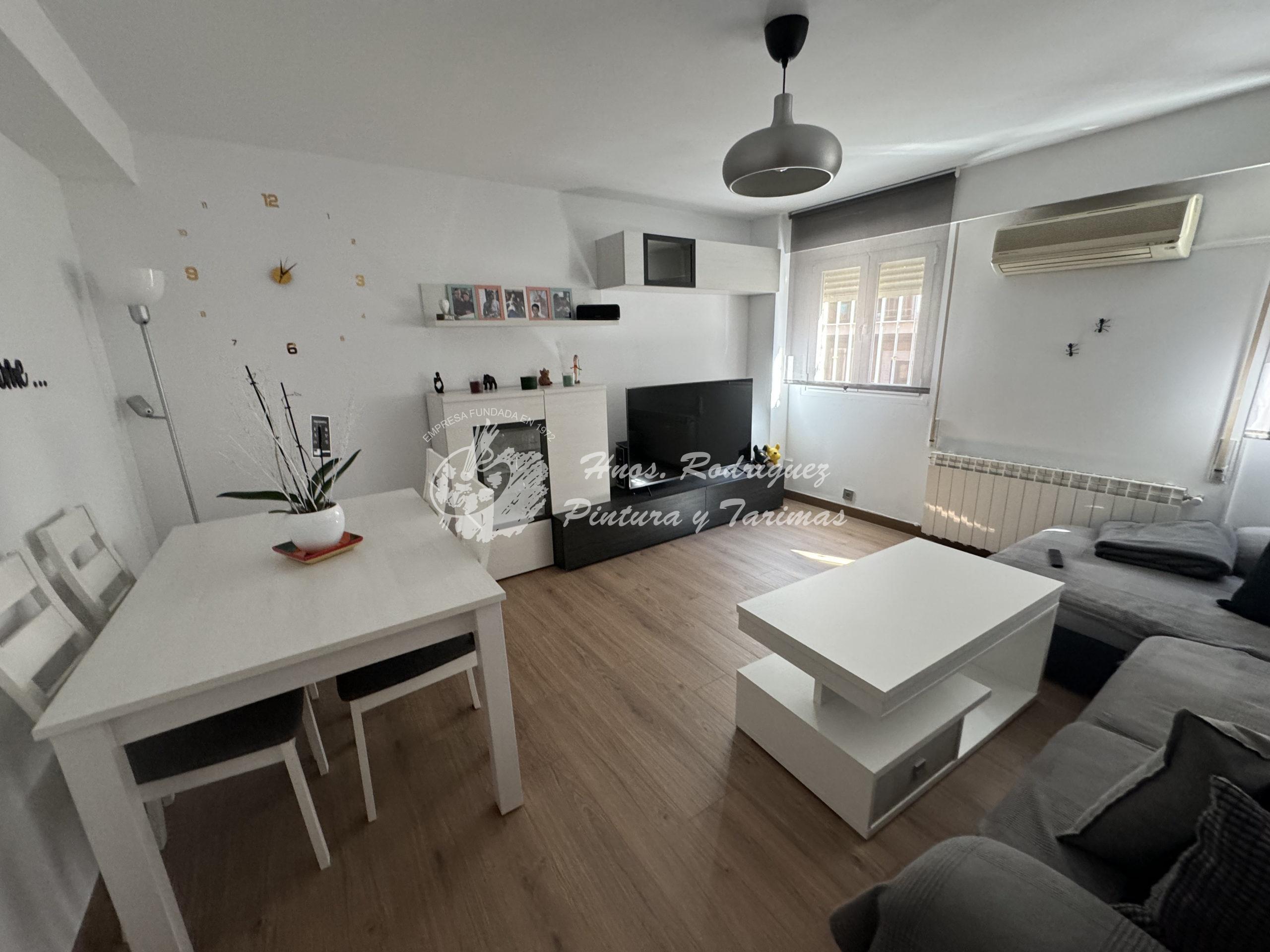 Lee más sobre el artículo Instalación de suelo laminado en vivienda de 72 m2. Pure Laminate. Modelo Terra. Roble Hill.