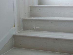 Lee más sobre el artículo Instalación de suelo laminado en escalera. Finfloor Original color pino lofoten.