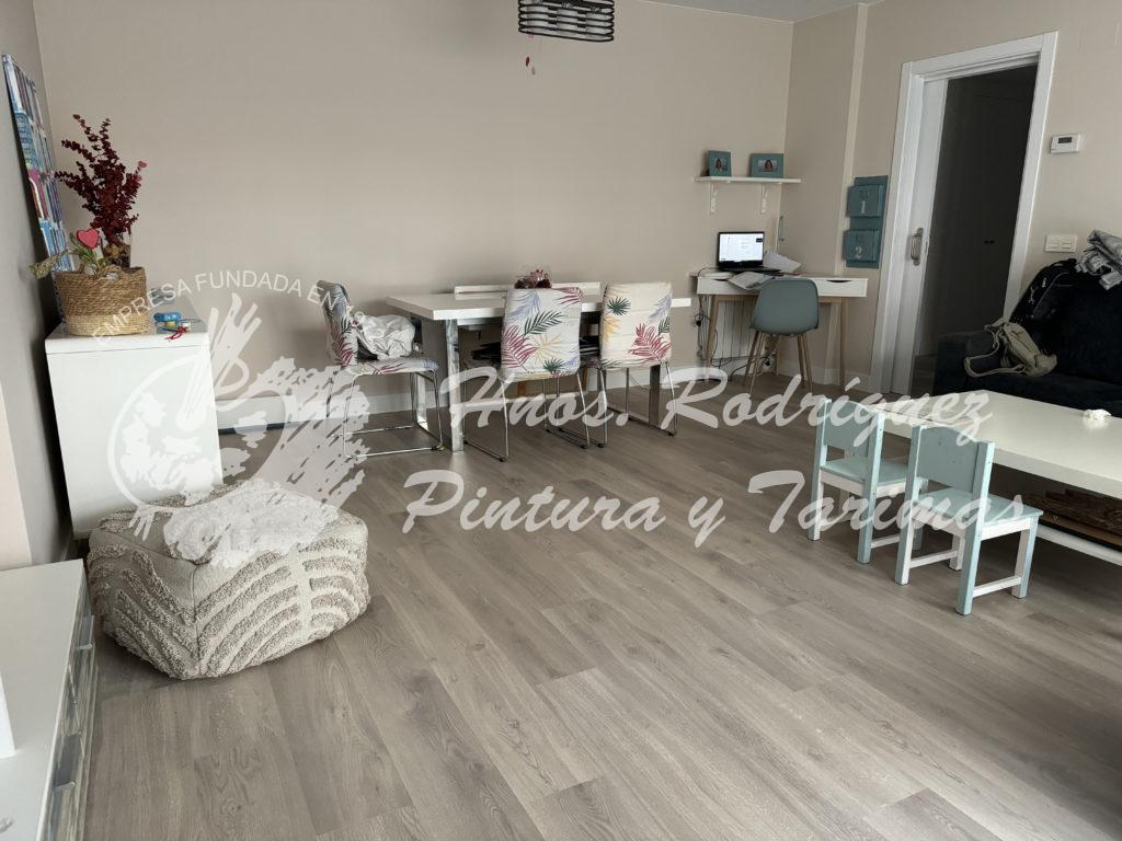 Instalación de suelo laminado en vivienda de 85 m2. Kronoswiss. Modelo Deltafloor. Roble Llanes.