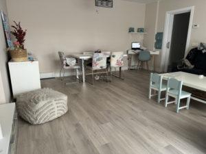 Lee más sobre el artículo Instalación de suelo laminado en vivienda de 85 m2. Kronoswiss. Modelo Deltafloor. Roble Llanes.
