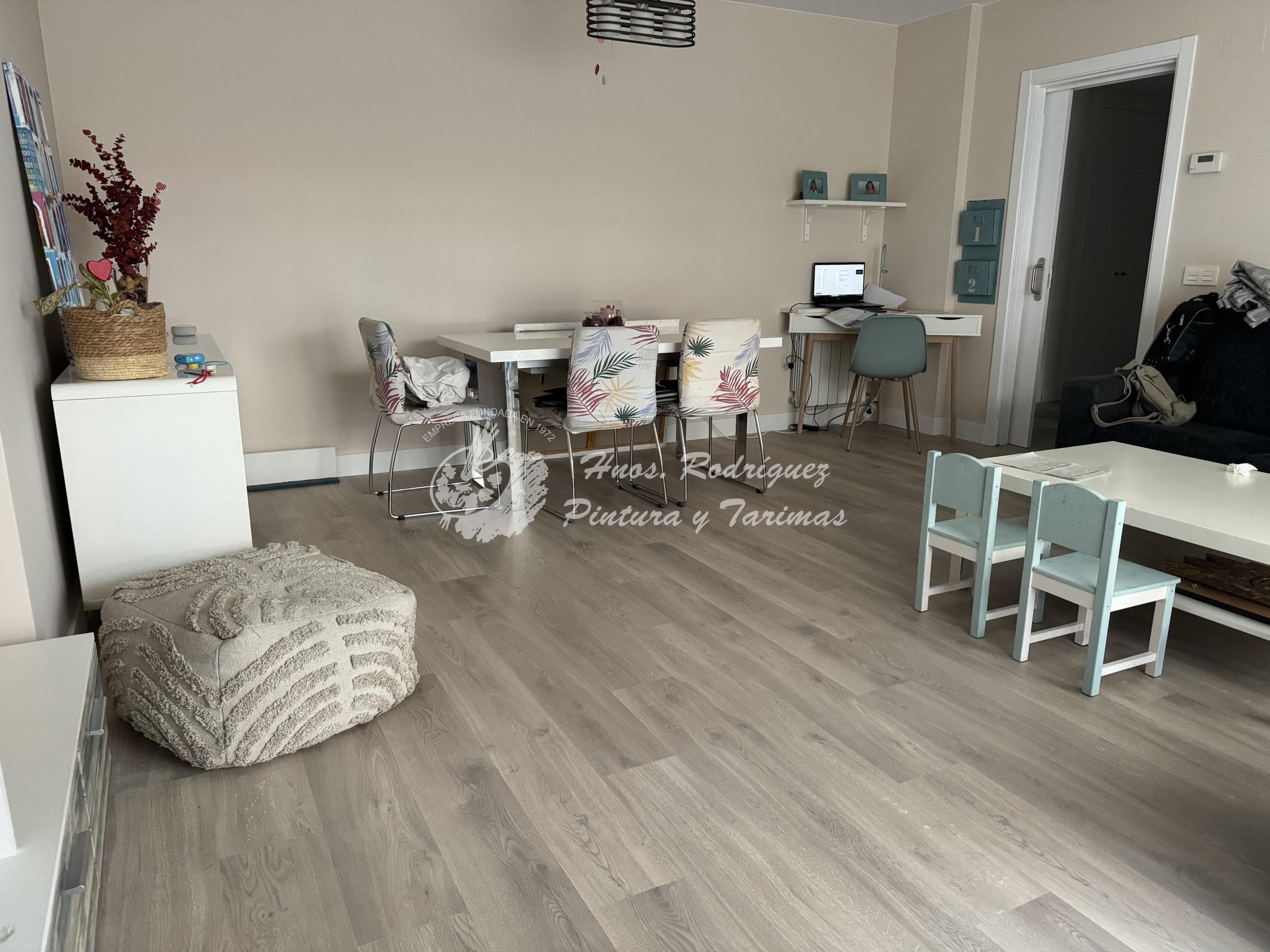 Lee más sobre el artículo Instalación de suelo laminado en vivienda de 85 m2. Kronoswiss. Modelo Deltafloor. Roble Llanes.